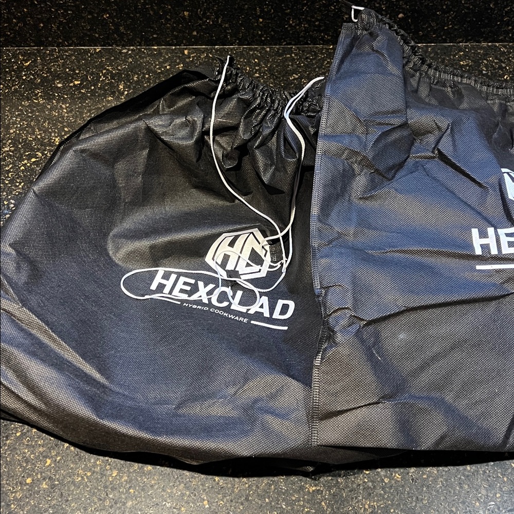 HexClad Hybrid Deep Sauté Pan/Chicken Fryer with Lid, 7-Qt - Picture 4 of 6